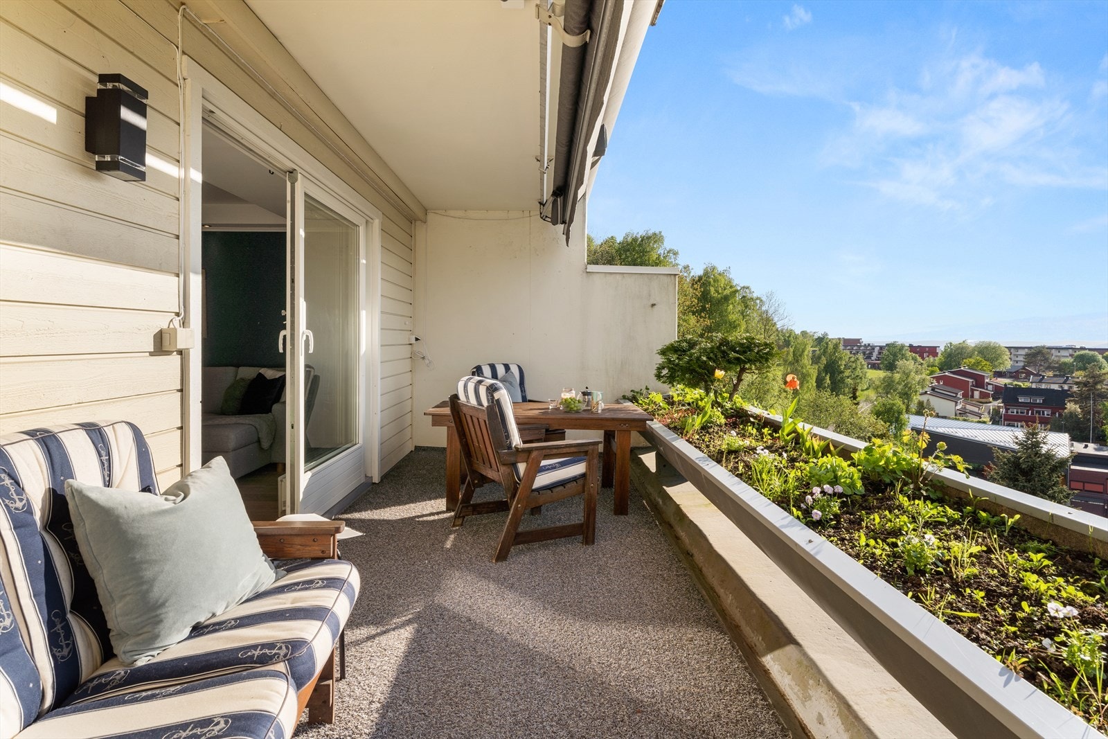 Den nordvestvendte verandaen er på ca. 12 m² og har god plass til en hyggelig sittegruppe. Galleribilde