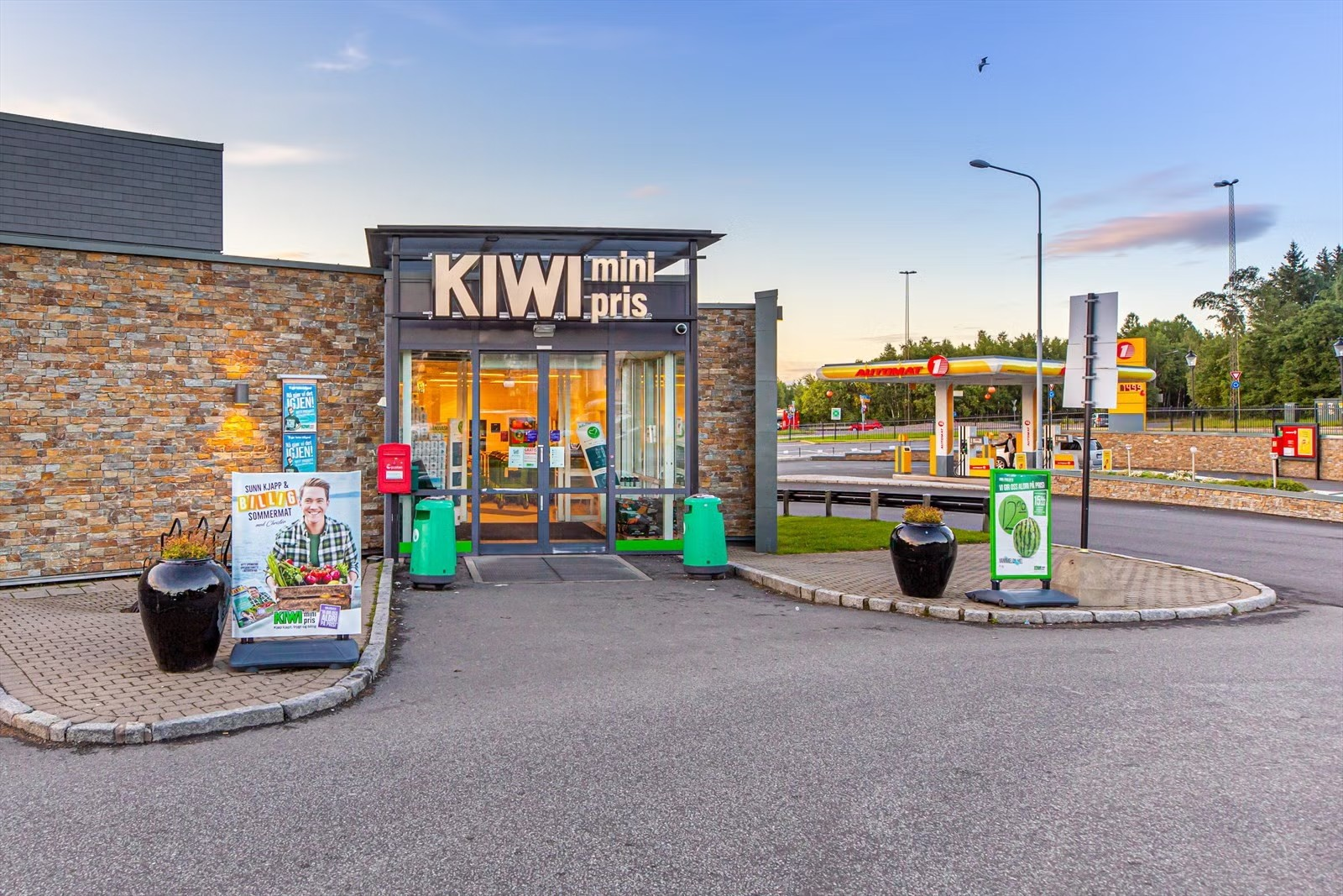 Nærmeste dagligvare er Kiwi, kun en kort spasertur fra boligen. Galleribilde