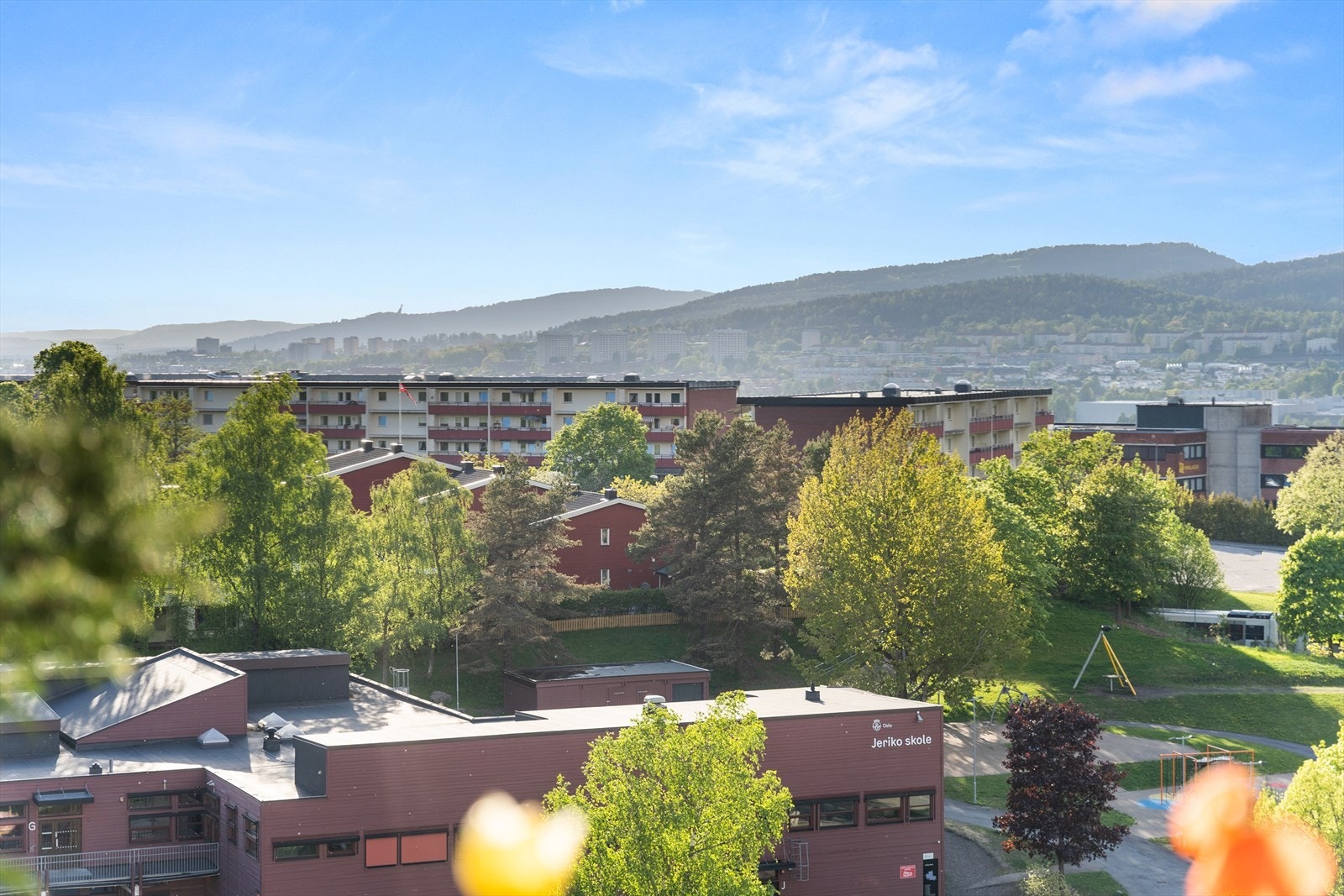 Utsikt over de grønne fellesområdene og Jeriko skole. Galleribilde