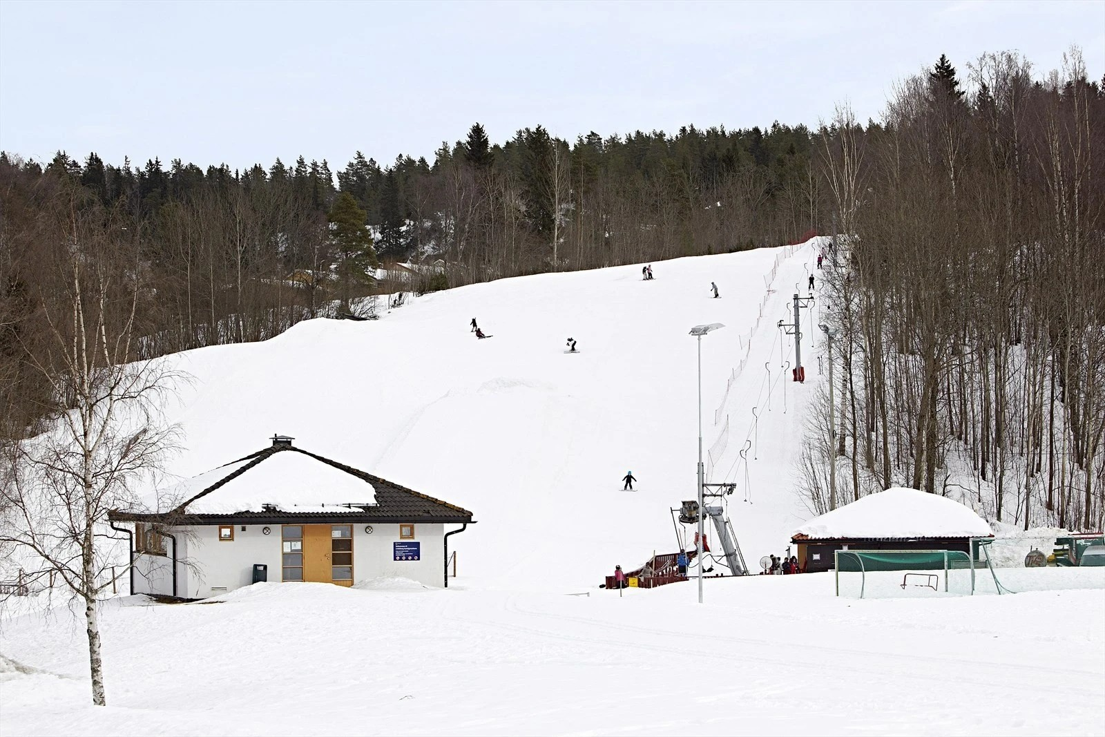Fra borettslaget er det kort vei til Jerikobakken, Lindebergs egen alpinbakke. Galleribilde
