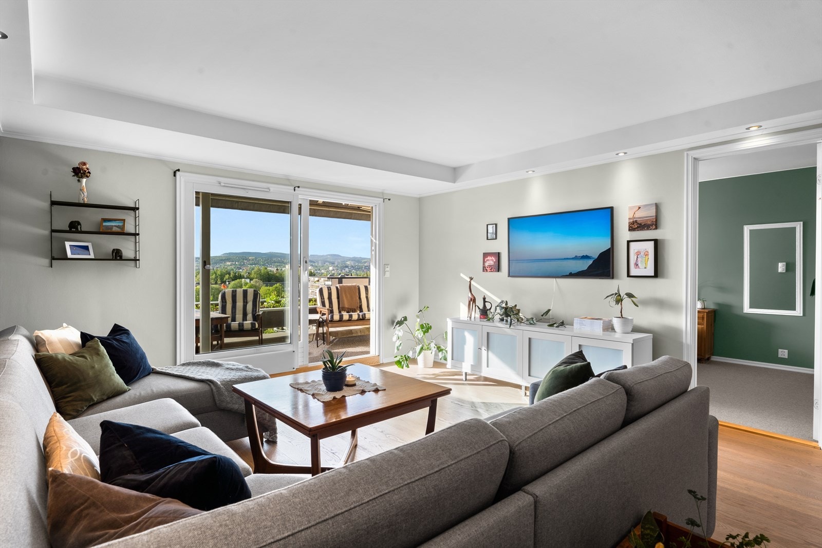 Fra stuen er det utgang til den romslige, nordvestvendte verandaen via en heve-skyvedør. Galleribilde