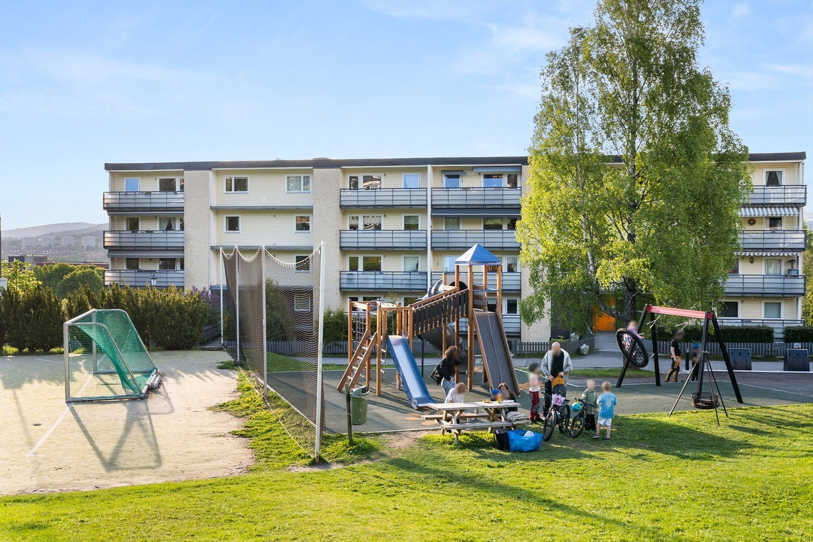 Østre Lindeberg Borettslag har velholdte fellesarealer med lekeplass og fotballbane. Galleribilde