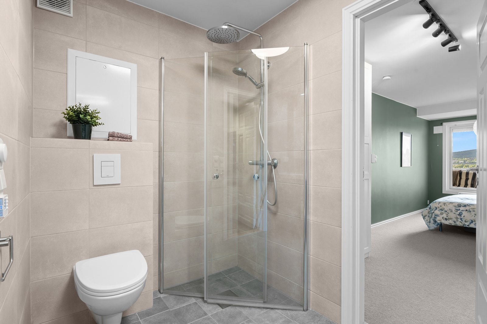 Badet ble renovert i 2025 med flislagte overflater, varmekabler i gulvet og vegghengt toalett. Galleribilde