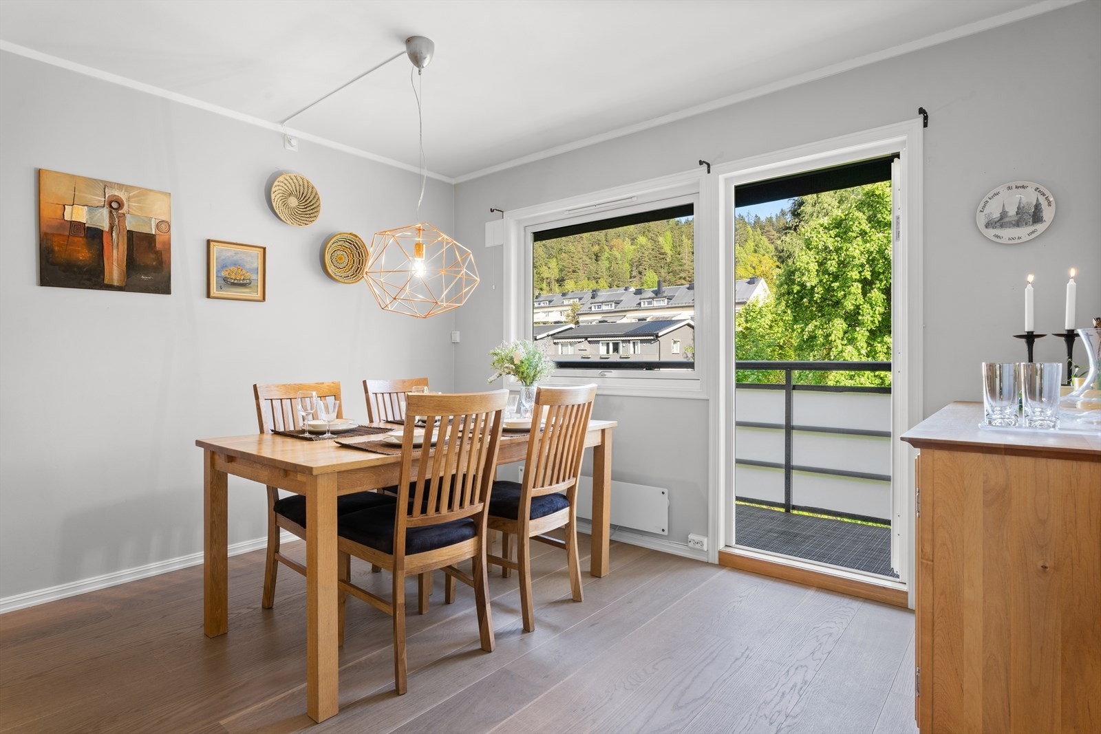 Fra spiseplassen er det utgang til den sørøstvendte verandaen. Galleribilde