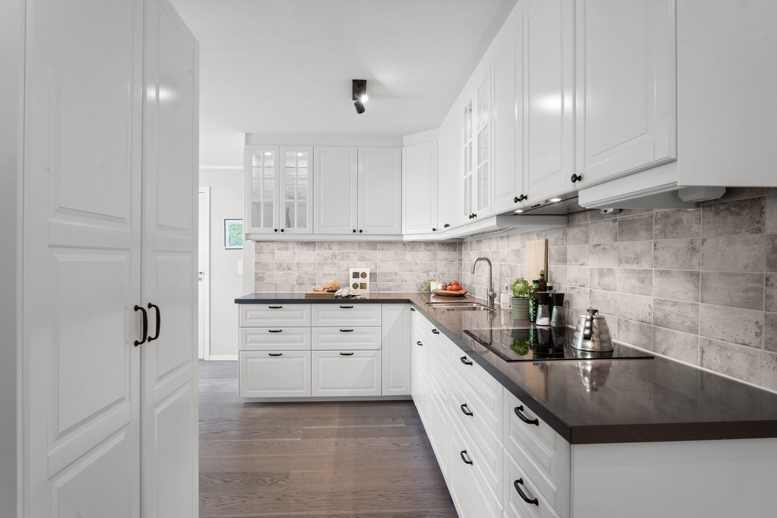 Kjøkkenet er oppgradert i 2017 med en innredning fra IKEA som har malte, profilerte fronter og overskap med sprossedelt glassfront og integrert belysning. Galleribilde