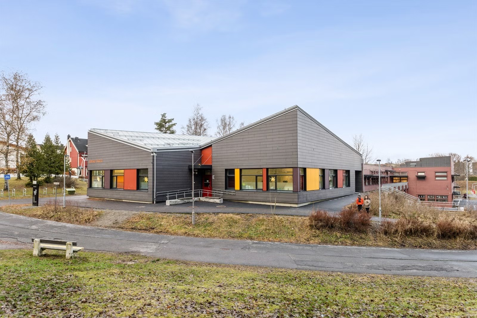 Jeriko skole (1-7 trinn) ligger kun tre minutters gange unna. Galleribilde