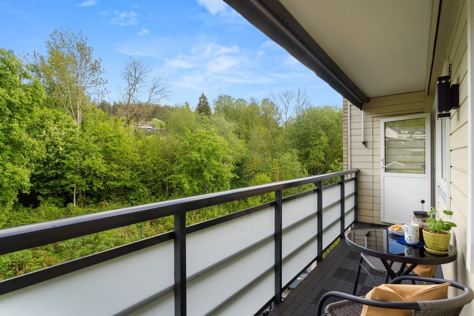 Den sørøstvendte verandaen er på nesten 7 m² og har plass til en liten sittegruppe. Galleribilde