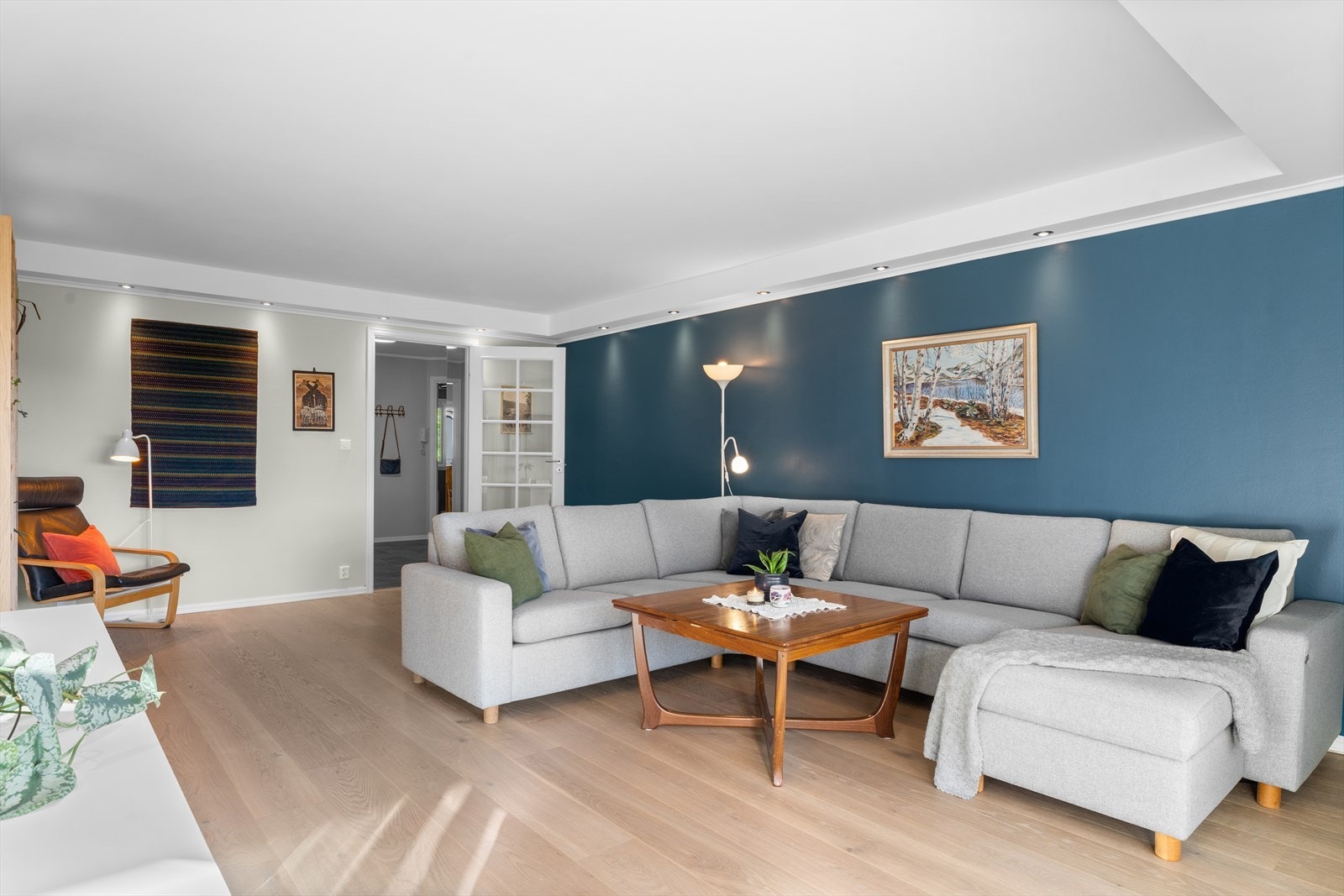 Rommet har god plass til en stor sofagruppe og fungerer som et naturlig samlingspunkt i boligen. Galleribilde