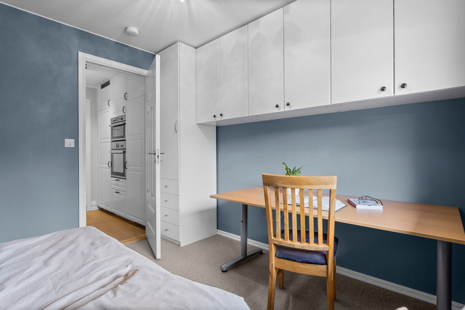 Rommet har god plass til seng og skrivepult. Galleribilde