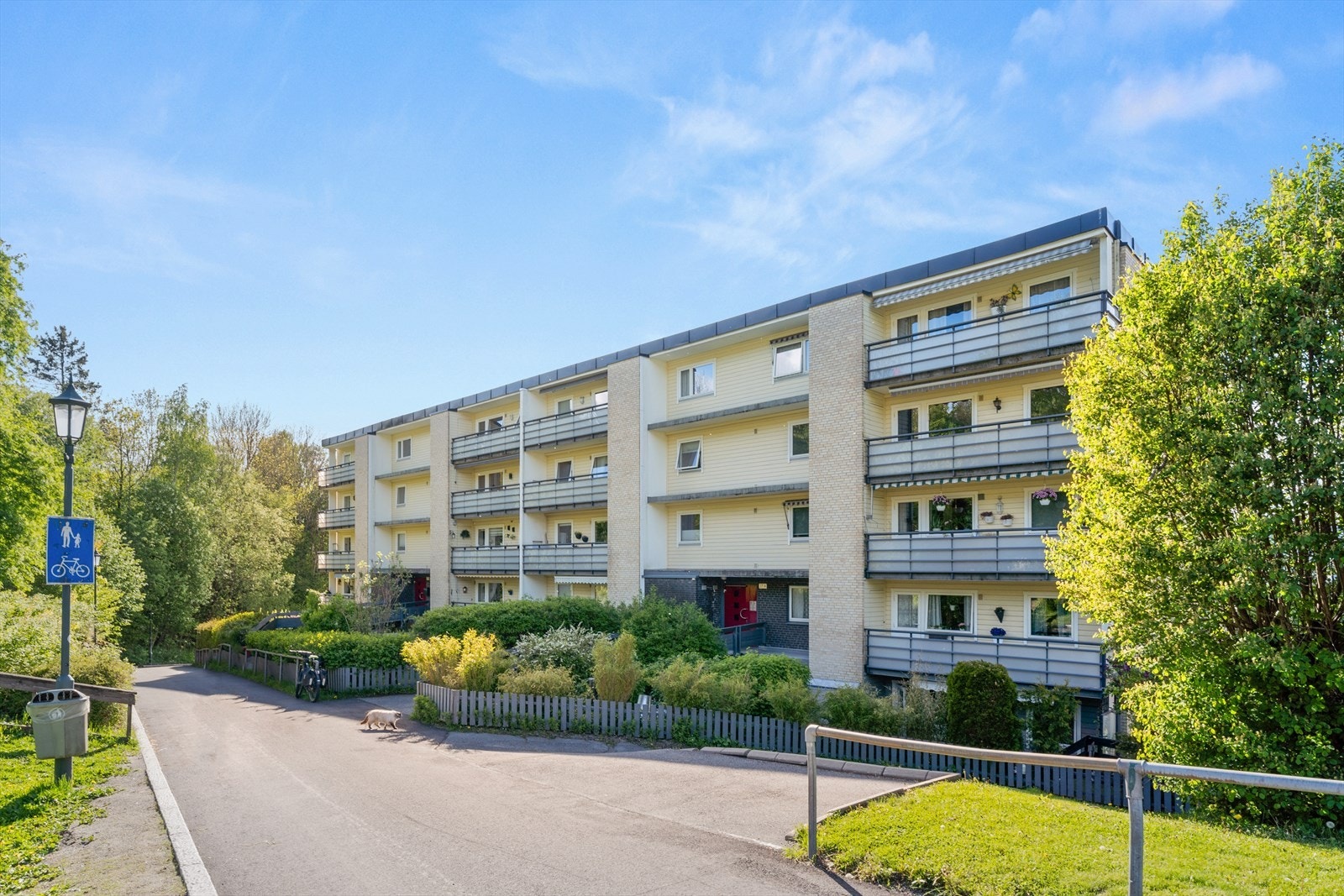 Leiligheten ligger i en terrassert boligblokk i et veletablert og populært område på Lindeberg. Galleribilde