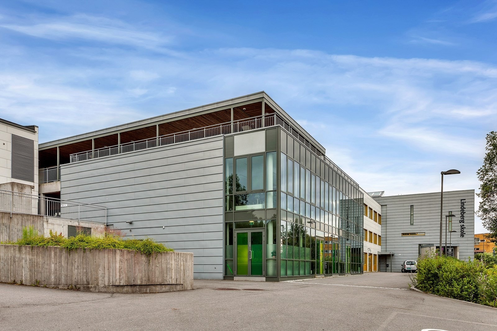 Lindeberg skole (1-10 trinn) ligger også i nærheten, omtrent syv minutter unna. Galleribilde