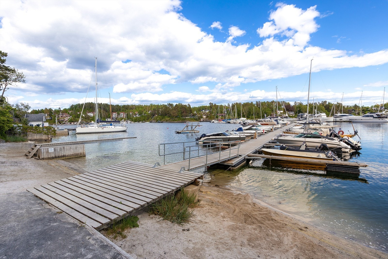 Eiendommen har rett til båtplass i Øvre Nes Vels havneanlegg. Her er det både sandstrand og badebrygger til bruk for velets medlemmer. Galleribilde