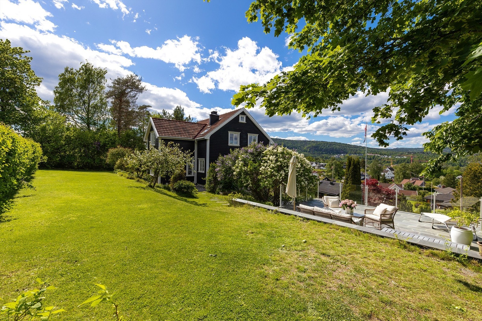 Huset er plassert slik at det er omkranset av enten gressplen eller steinlagt/asfaltert gårdsplass. Her bor du flott, både sentralt, skjermet og med mye lys fra alle kanter. Galleribilde