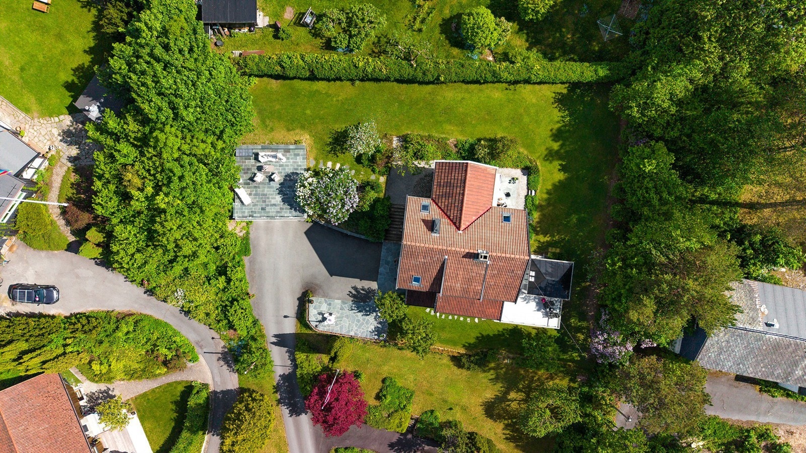 Eiertomt på 1.340 kvm. Tomt er opparbeidet med blant annet asfalterte veier, biloppstillingsplass, plenarealer og andre forskjellige beplantninger. Adkomst til boligen skjer via bakkeplan. Galleribilde