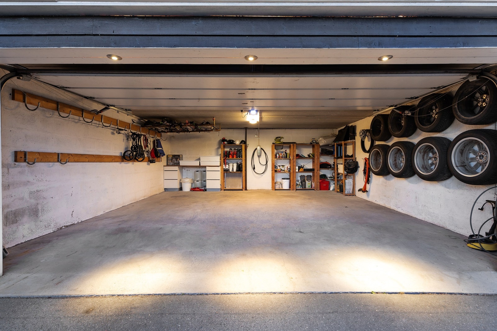 Stor dobbelgarashe med god plass for oppbevaring. Galleribilde