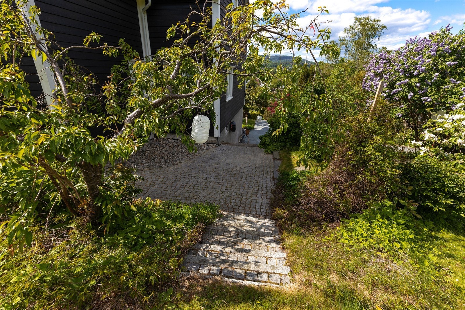 Fra hagen går det en koselig steintrapp ned til gårdsplassen og inngangspartiet. Galleribilde