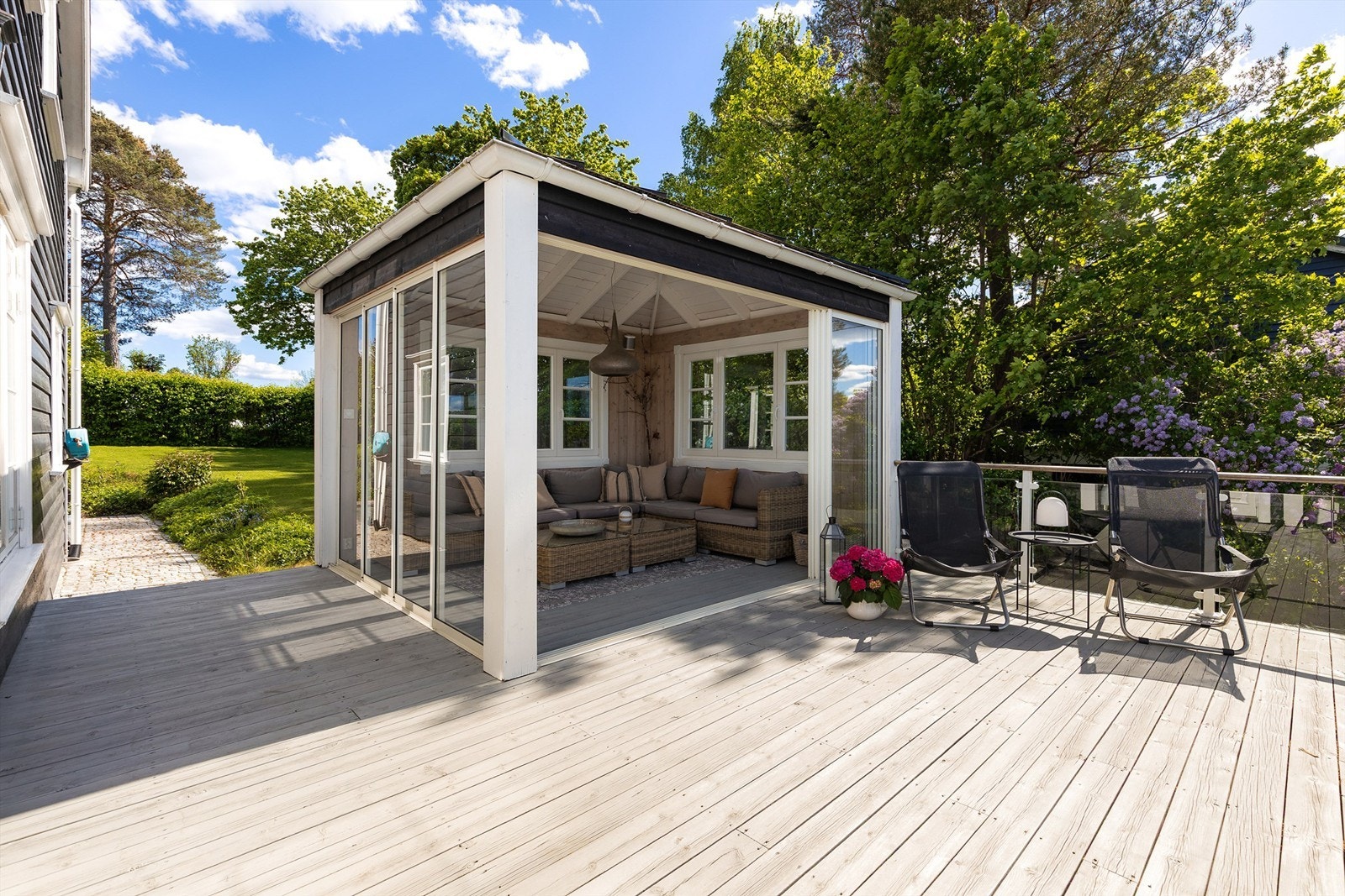 Fra stuen kommer du ut til balkongen med pergola og tilgang til hagen. Galleribilde