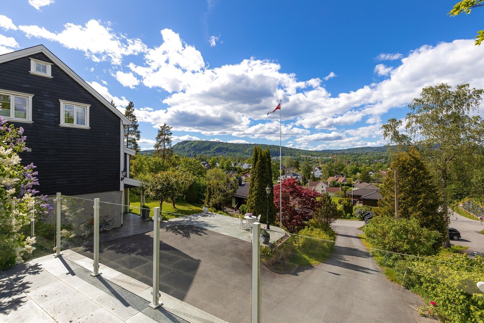 Også her har du en helt fantastisk utsikt utover nabolaget, Skaugumåsen og marka rundt. Galleribilde