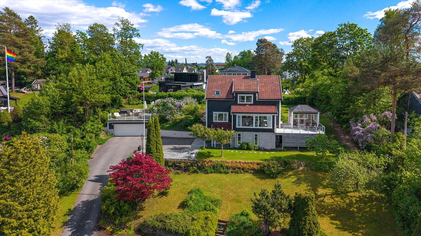 Velkommen til Granveien 58A, presentert av Terje Tveit i Krogsveen. Fantastisk enebolig i idyllisk og attraktivt villastrøk. Usjenert beliggenhet, fantastisk utsikt på en solrik kolle. Foto: Trond Reder Galleribilde