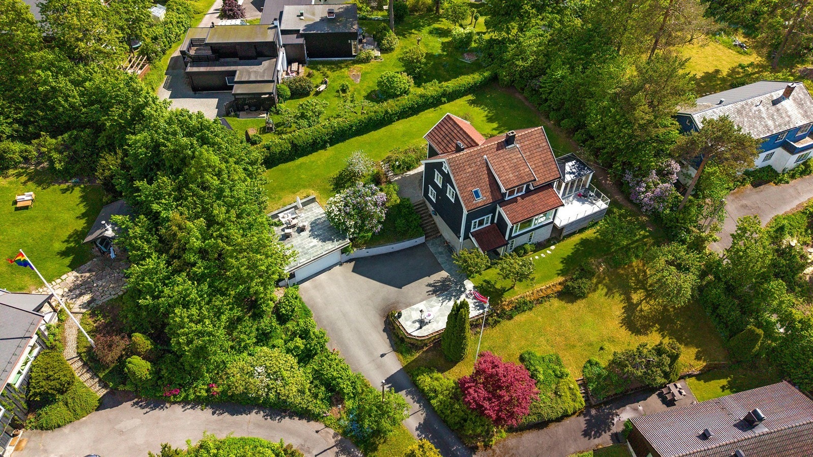 Eiertomt på 1 340 kvm. Tomt er opparbeidet med blant annet asfalterte veier, biloppstillingsplass, plenarealer og andre forskjellige beplantninger. Adkomst til boligen skjer via bakkeplan. Galleribilde