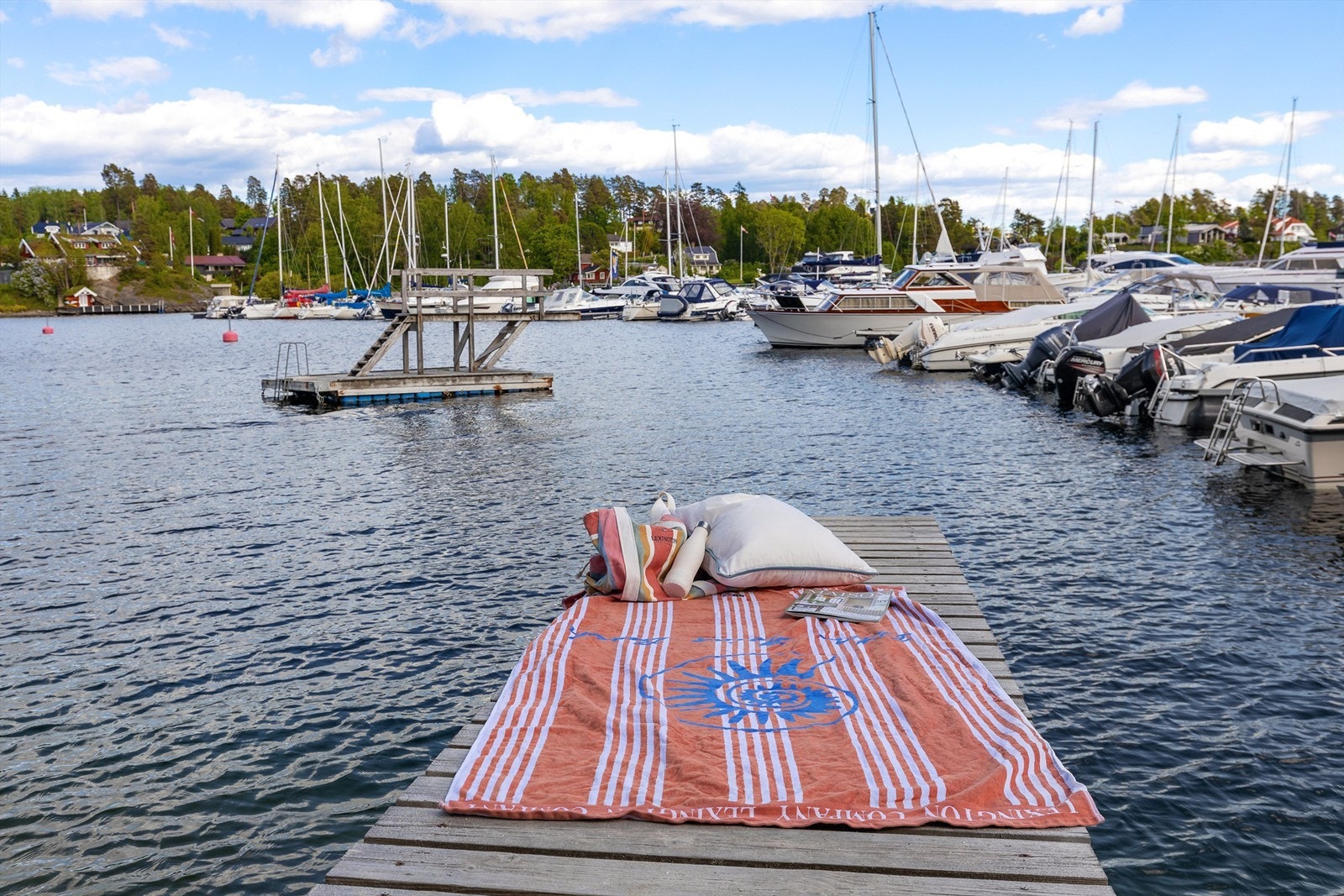 Stemningsbilde fra båt- og strandliv på havna som ligger i gangavstand fra boligen. Galleribilde