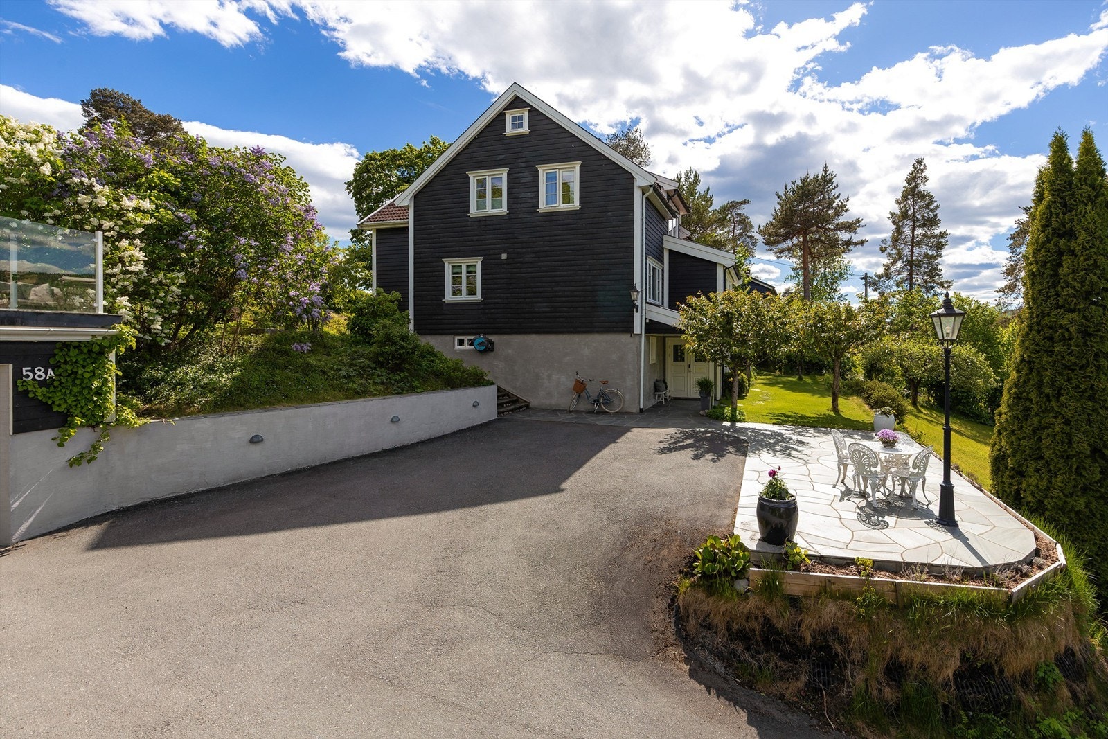Asfaltert gårdsplass og flotte, steinbelagte områder rundt. Galleribilde