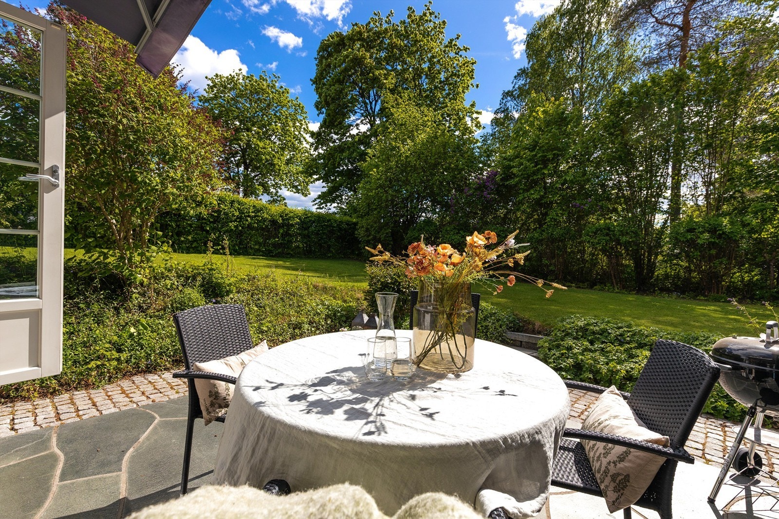 Steinlagt terrasse med god plass til utemøbler. En fantastisk plass å nyte frokost eller lunsj. Skjermet og solrik. Galleribilde