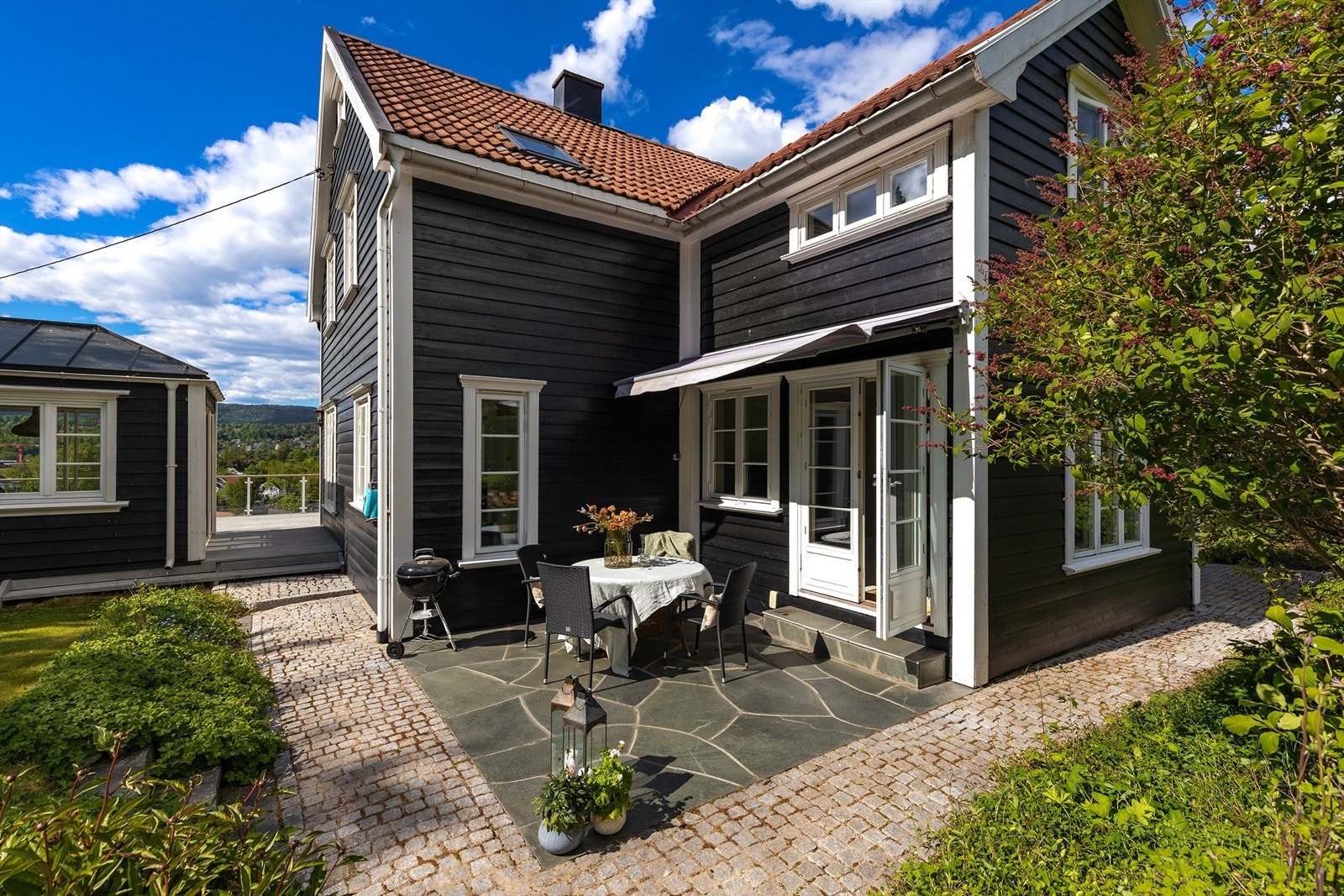 Fra terrassen er det tilgang til hagen og de andre uteplassene. Galleribilde