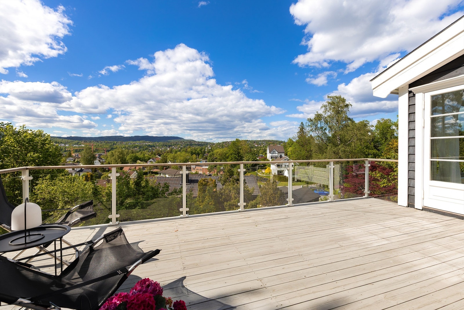 Stor terrasse med pergola. Direkte tilgang fra stuen. Galleribilde