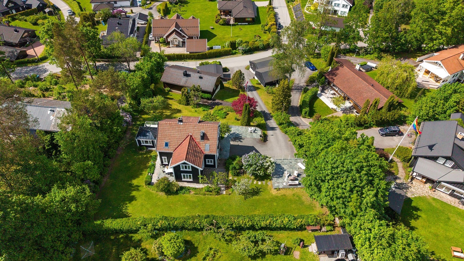 Eiertomt på 1 340 kvm. Tomt er opparbeidet med blant annet asfalterte veier, biloppstillingsplass, plenarealer og andre forskjellige beplantninger. Adkomst til boligen skjer via bakkeplan. Galleribilde