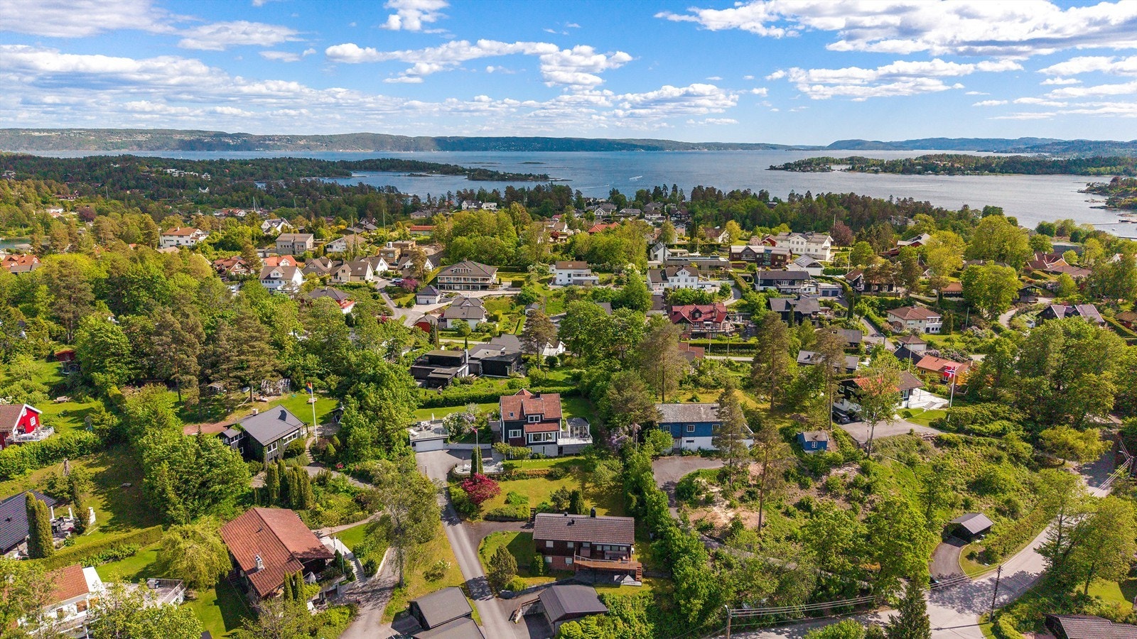Ellers er det flere barnehager i område. Svømmehall på Landøya, idrettsanlegg på Holmen. Galleribilde