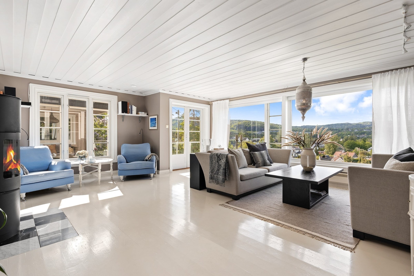 Stor stue med flere møbleringsmuligheter. Her er det plass til flere sittegrupper og TV-område. Moderne peisovn for ekstra varme og hygge på kjølige dager. Fra stuen er det utgang til balkongen med pergola og en fantastisk utsikt. Galleribilde