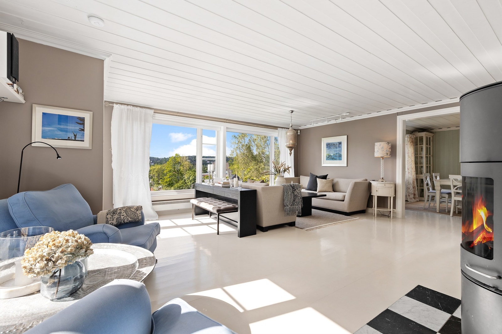 Stor stue med flere møbleringsmuligheter. Her er det plass til flere sittegrupper og TV-område. Moderne peisovn for ekstra varme og hygge på kjølige dager. Fra stuen er det utgang til balkongen med pergola og en fantastisk utsikt. Galleribilde