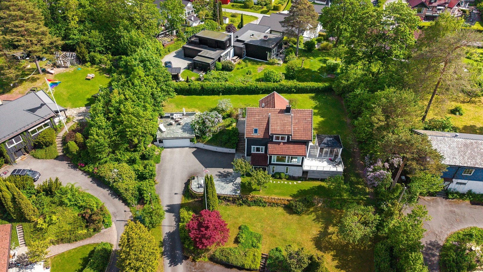 Eiertomt på 1340 kvm. Tomt er opparbeidet med blant annet asfalterte veier, biloppstillingsplass, plenarealer og andre forskjellige beplantninger. Adkomst til boligen skjer via bakkeplan. Galleribilde