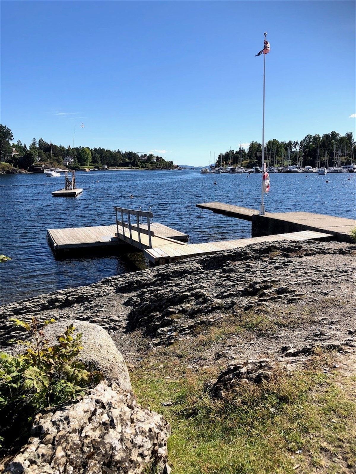 Idylliske "Bestemorstranda" ligger en kort spasertur fra boligen. Galleribilde