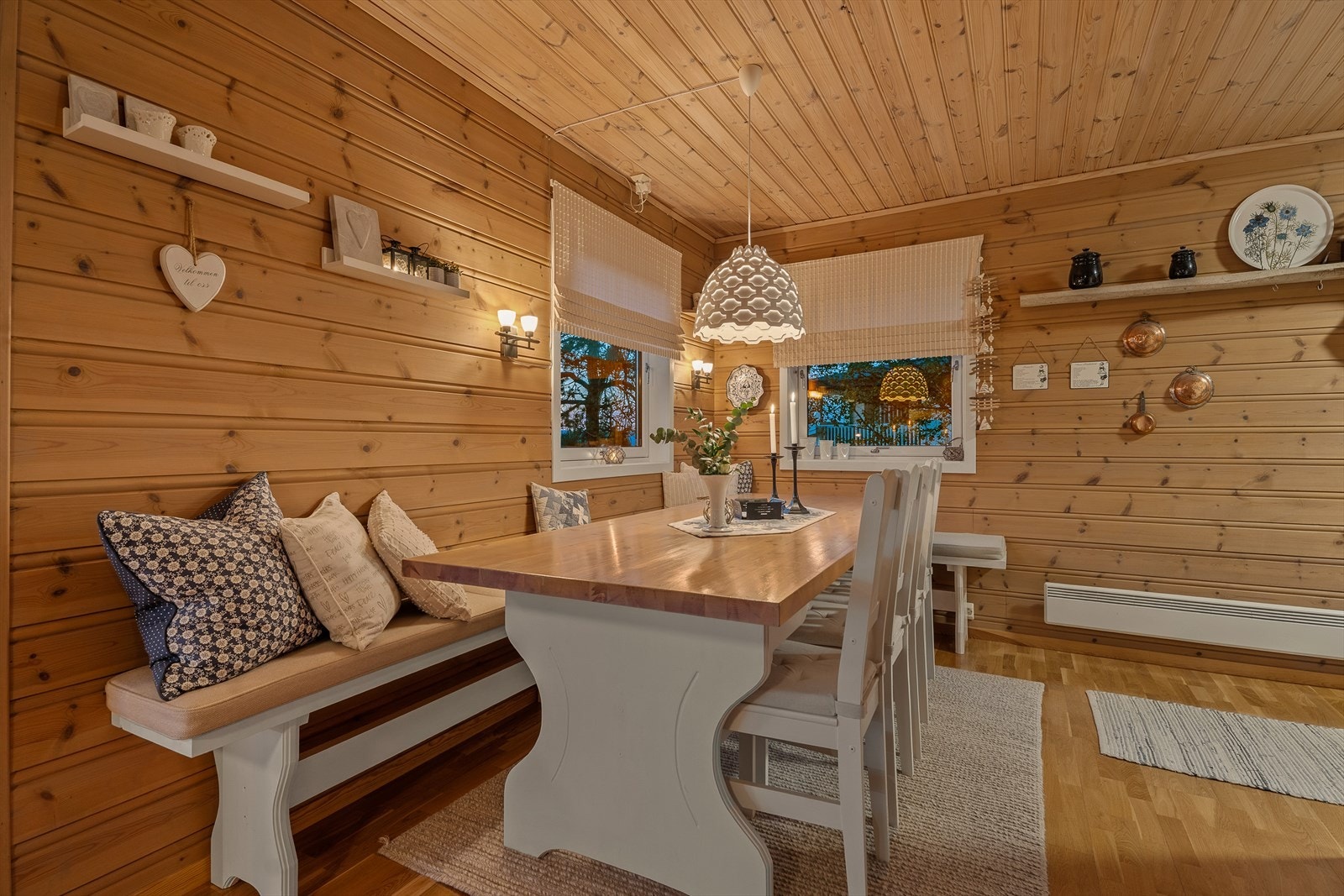 Kjøkkenet er ca. 15m² og har god plass til egen spisegruppe. Galleribilde