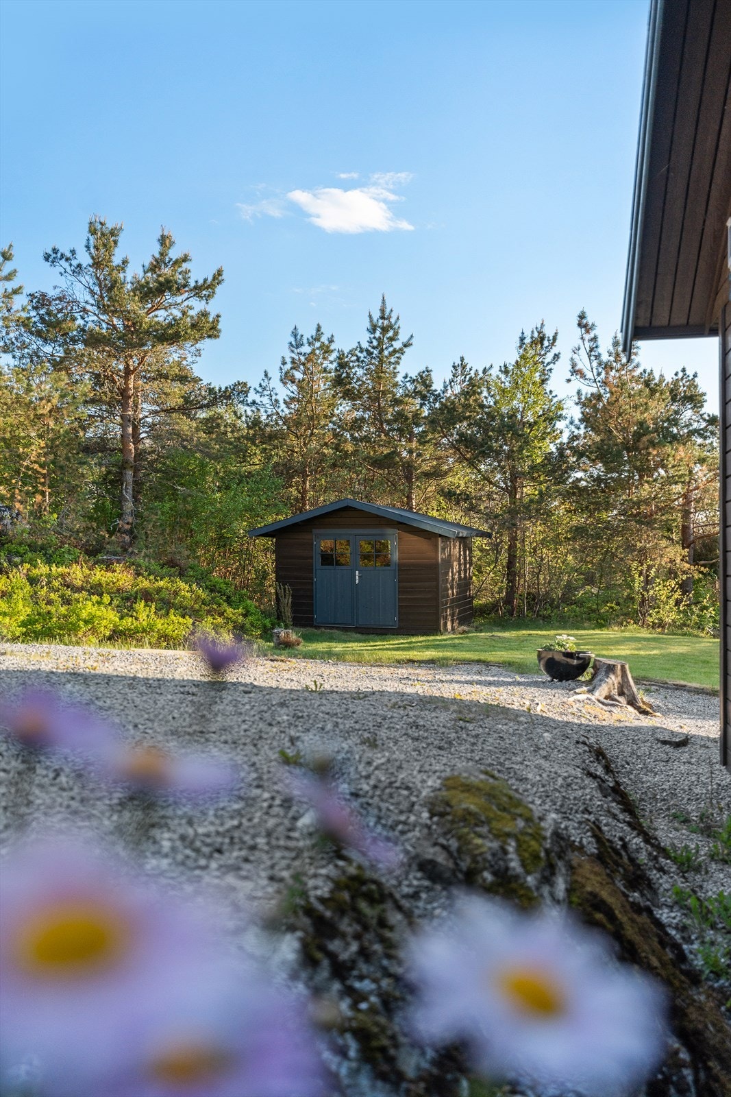 Det er også et uthus på 10m² med god plass til oppbevaring av ved og redskaper. Galleribilde