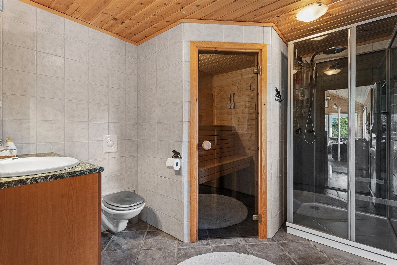 Badet er flislagt og måler 5,6m². Galleribilde