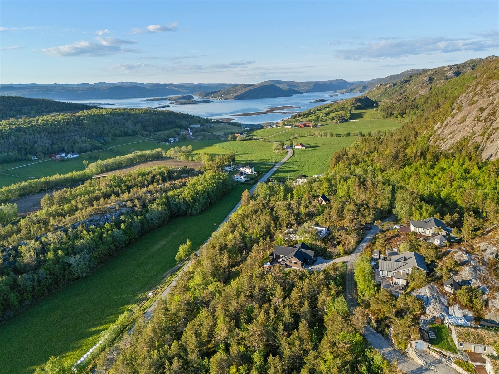 Eiendommen ligger i idylliske omgivelser, tilbaketrukket og familievennlig til på Selnes. Galleribilde