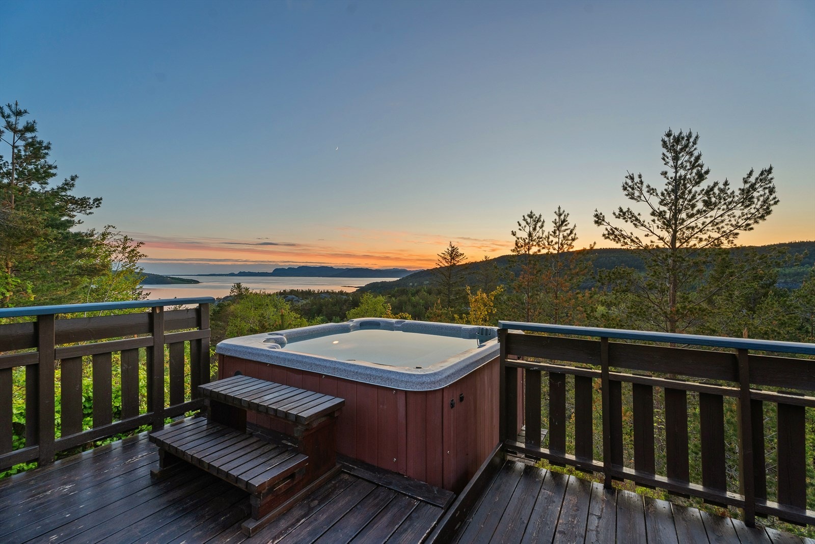 Her kan du nyte sene kvelder i solnedgangen. Jacuzzien medfølger i handelen. Galleribilde