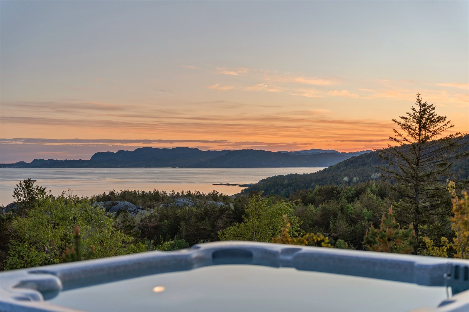 Hytta har idyllisk beliggenhet med flott utsikt mot fjorden. Galleribilde