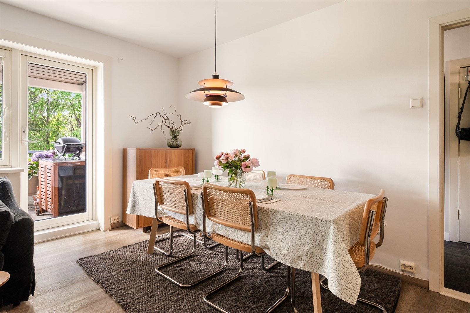 Et sosialt rom med plass til det du måtte ønske av spisebord og sofa med tilhørende tv-møblement. Galleribilde