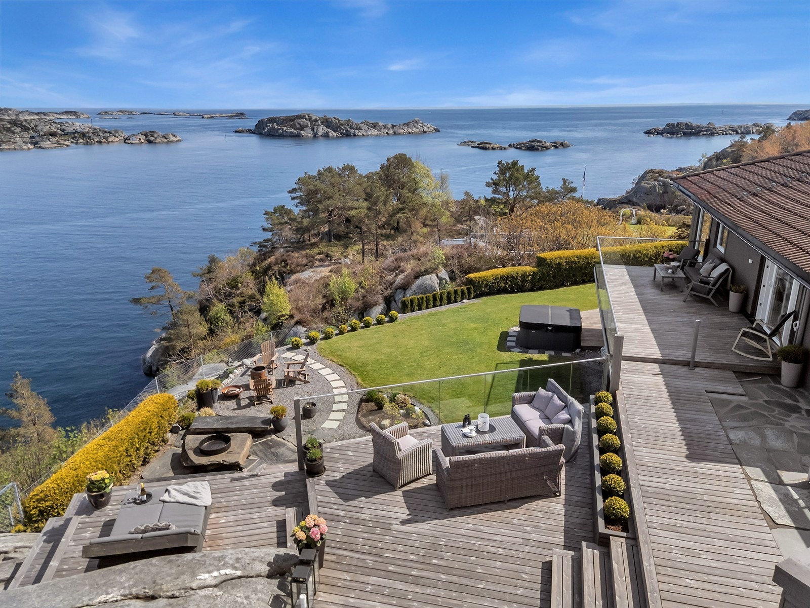 Tomten har en meget flott hage med fin beplantning Galleribilde