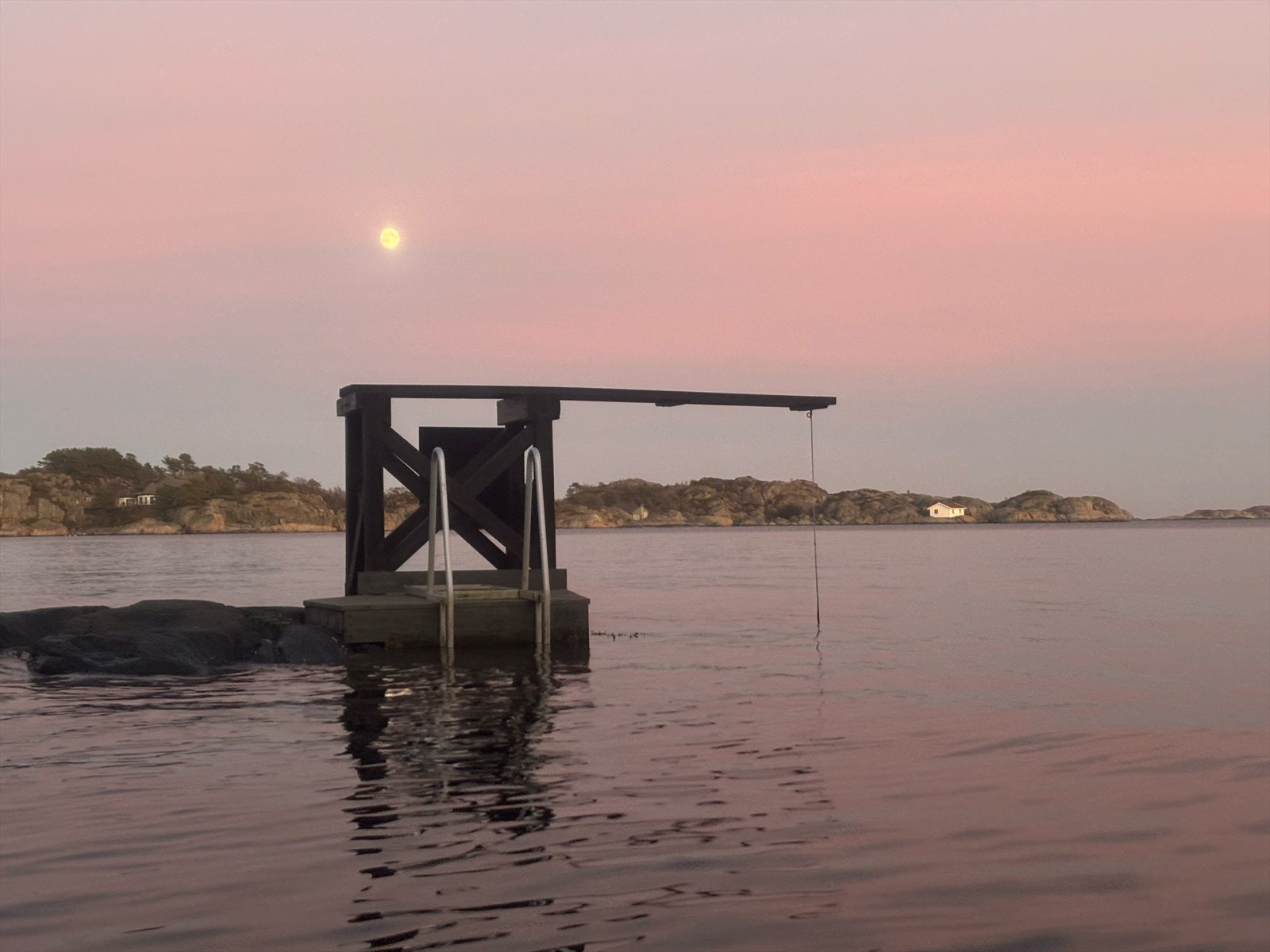 Flere flotte badeplasser like i nærheten - her bilde av stupebrett i Okseviga Galleribilde