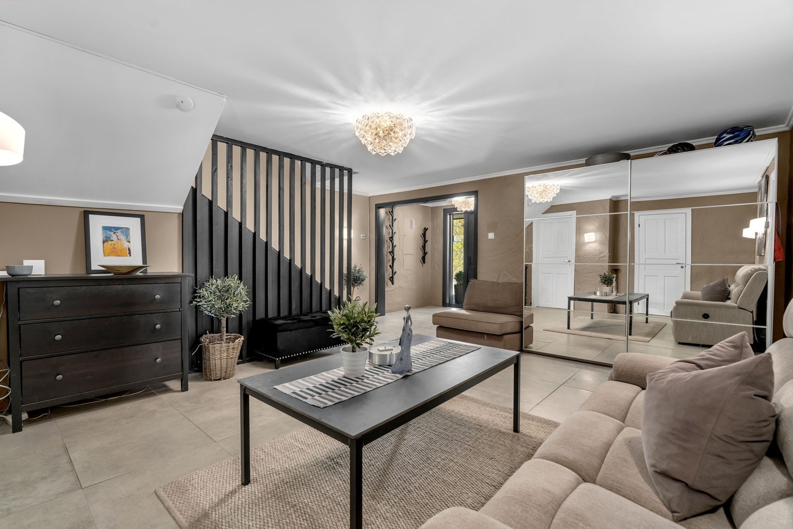 Romslig entré/hall med god plass til sofagruppe samt tilhørende møblement. Skyvedørsgarderobe som gir godt med oppbevaringsplass. Galleribilde