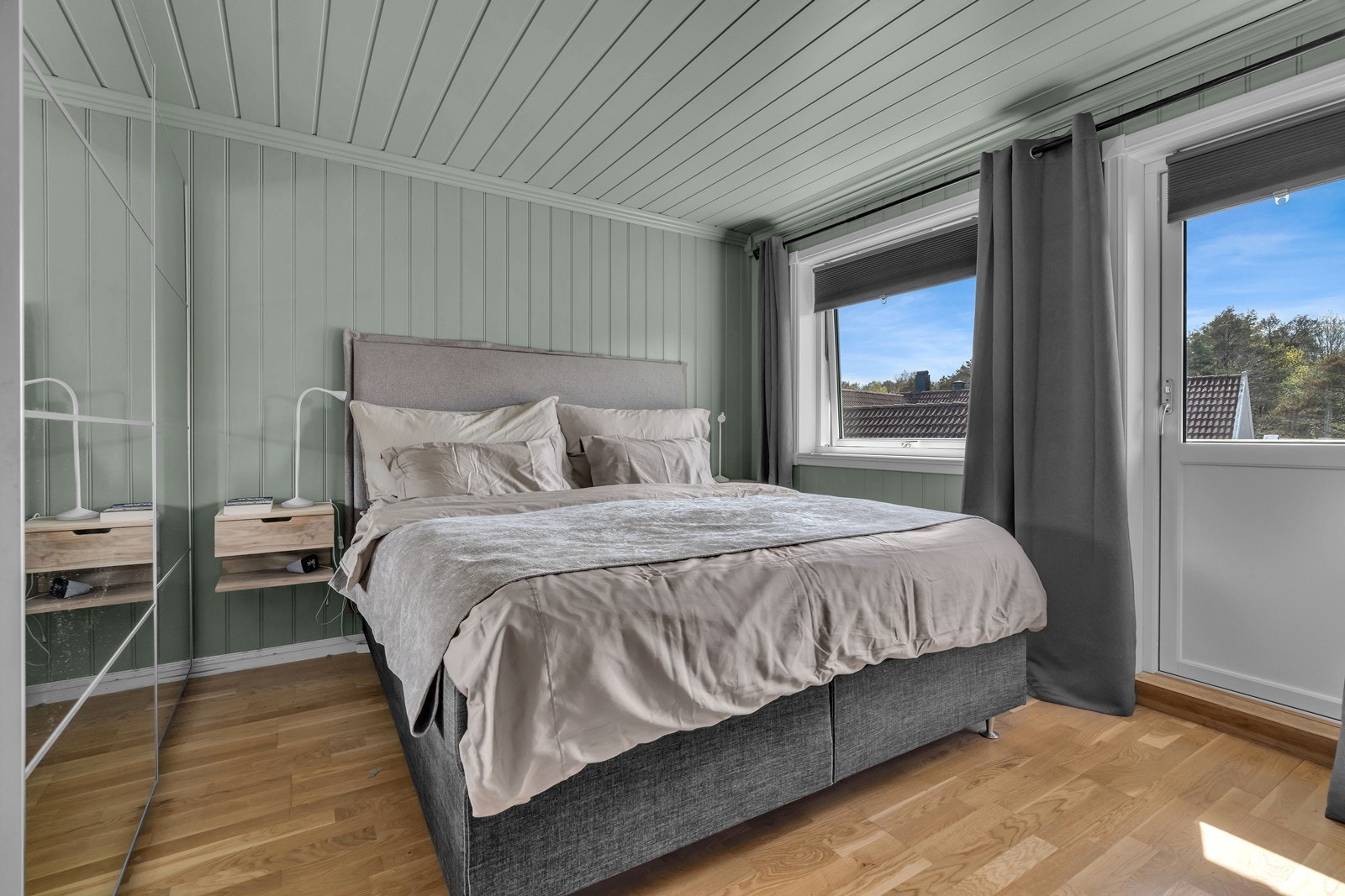 Soverom med skyvedørsgarderobe Galleribilde
