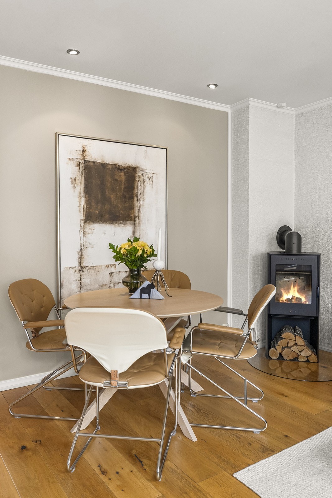Den nedforede himlingen med innfelte downlights gir en jevn og behagelig belysning i stuen. Galleribilde