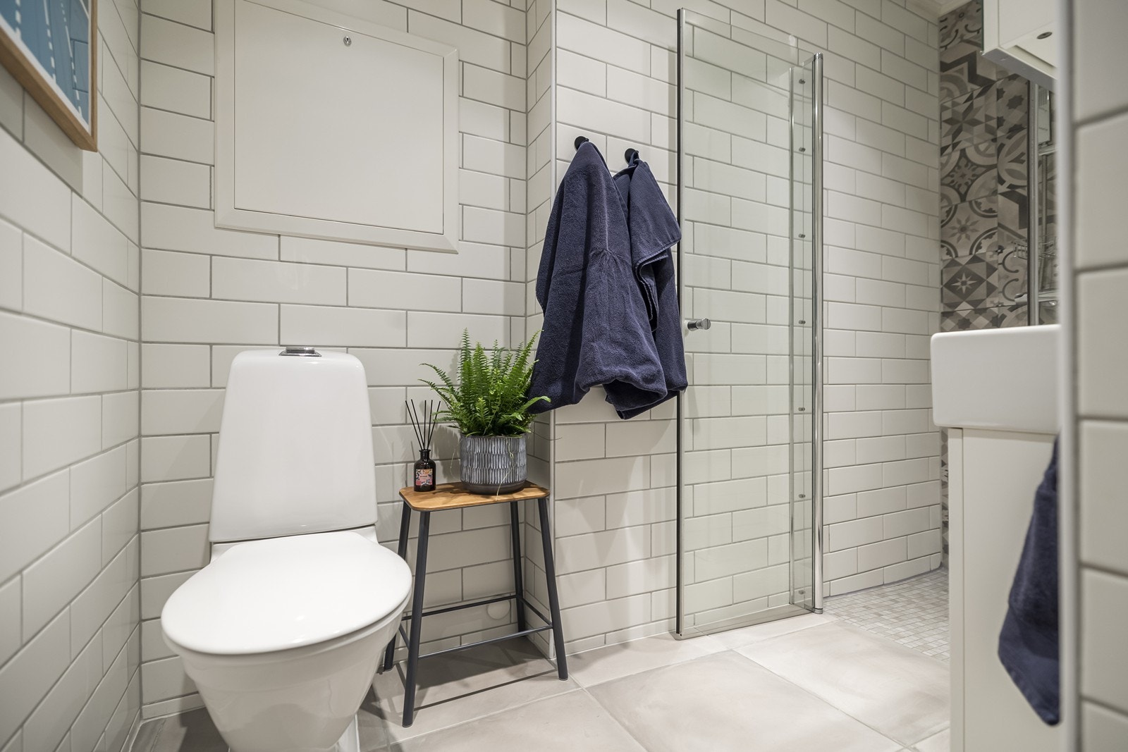 Badet har rør-i-rør-system med fordelerskap plassert i rommet. Galleribilde