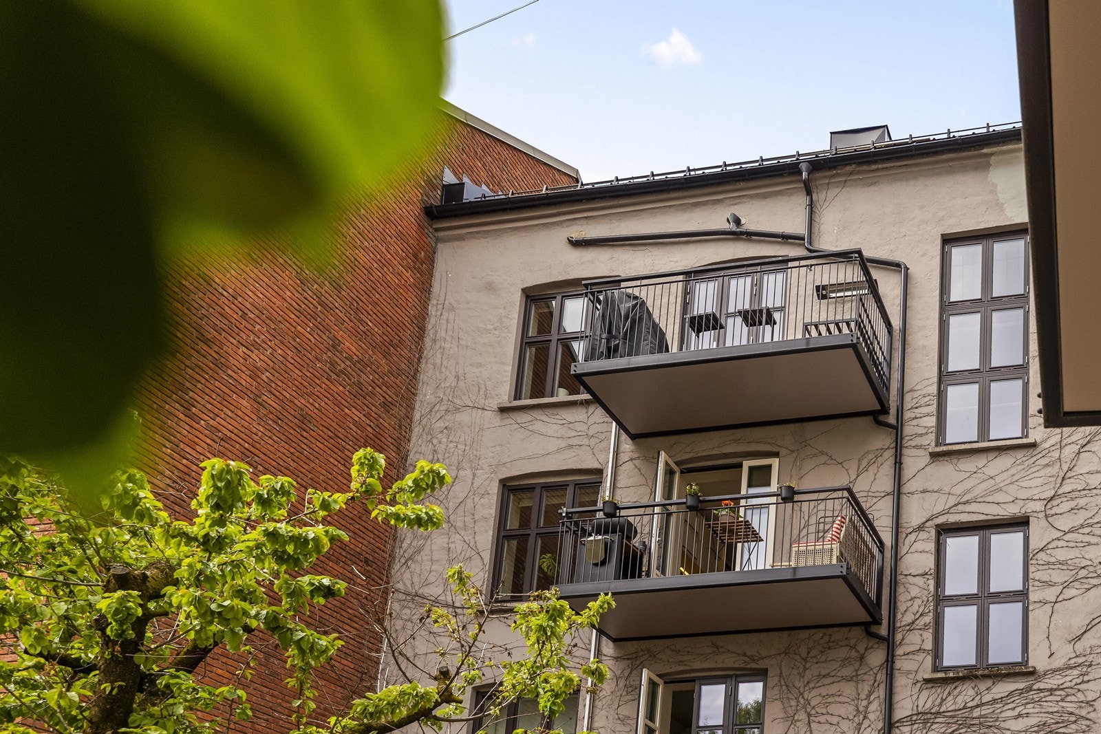 Leilighetens balkong ligger i 3. etasje. Nye balkonger ble installert i 2019. Galleribilde