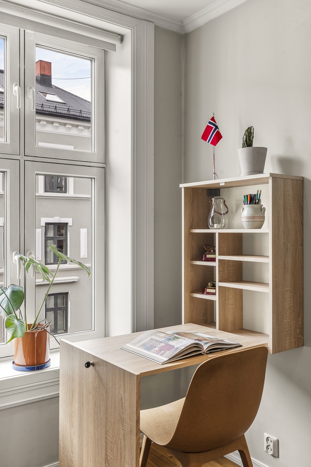 Vinduet gir godt med dagslys og utsyn mot gaten. Galleribilde